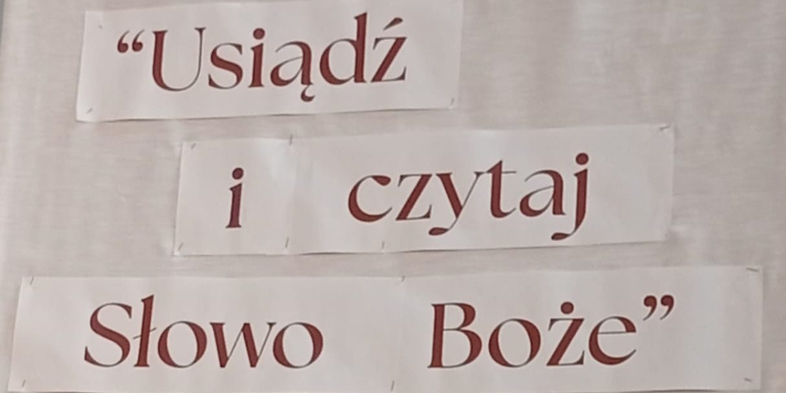 Usiądź i czytaj Słowo Boże